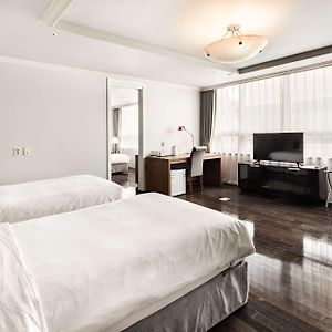 [ECO PKG] Atrium Suite Family Housekeeping One time per Two times per Week over